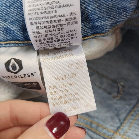 Levi's High Waisted Mom Jeans Light Wash Distressed Women's 29 - Picture 9 of 9